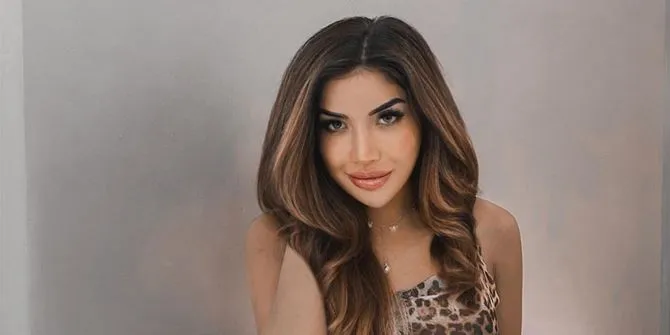 Millen Cyrus Pamer Paha Saat Berjemur Pakai Swim Suit di Bali