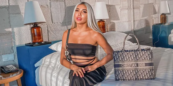 Millen Cyrus Pose Pakai Lingerie Transparan, Netizen Curiga Sudah Operasi Kelamin