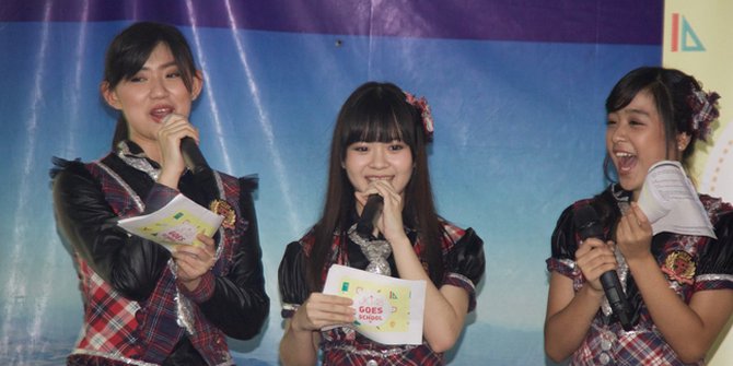 Minum Susu  Sambil Bermain Game Aikatsu Ala JKT48  