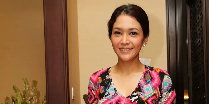 Mobil Disusupi, Maia Malah Main Peluk Ular