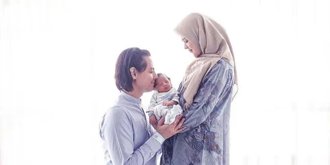 Momen Manis Roger Danuarta Ketiduran Sambil Pangku Sang Anak