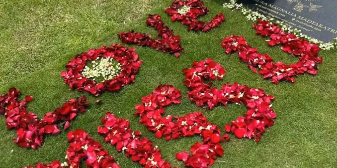 Momen Nurul Arifin Nyekar di Makam Maura Magnalia, Bikinkan Ornamen Bunga Mawar Tanda Rindu untuk Sang Anak