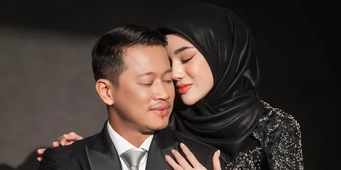 Momen Post Wedding Clara Shinta & Suami, Intim Dalam Nuansa Hitam
