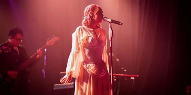 Nadin Amizah dan Hindia Sukses Bius Ratusan Fans di Konser Intimate Eksklusif