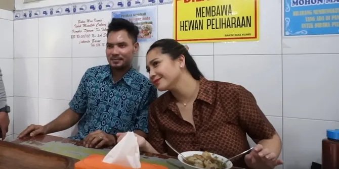 Nagita Slavina Nyobain Kuliner Bakso yang Lagi Viral, Bikin Pengunjung Heboh Minta Selfie Bareng