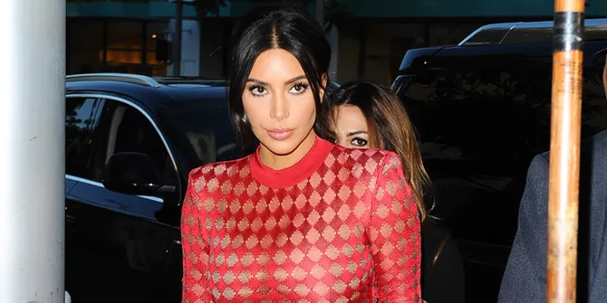 Nekat Pakai Dress Transparan, Kim Kardashian Pamer Lingerie Seksi