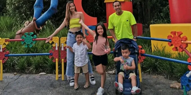 Nia Ramadhani dan Ketiga Buah Hatinya Beri Ucapan Hari Ayah Super Manis untuk Ardi Bakrie