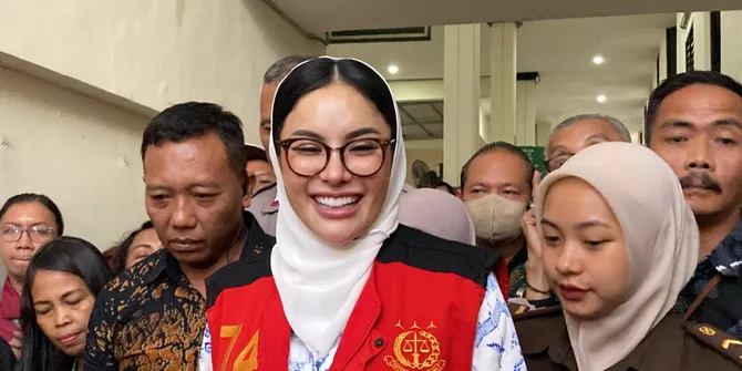 Nikita Mirzani Bacakan Nota Pembelaan di Depan Majelis Hakim, 'Colek' Presiden Hingga Menko Polhukam