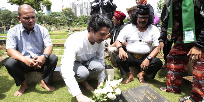 Nyekar ke Makam, Reza Rahadian Harap Benyamin Senang 'Dihidupkan' Kembali