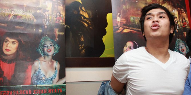 Olga Syahputra Nonton Bareng Para Waria Taman Lawang