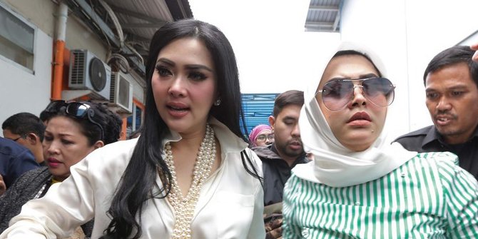 Outfit Syahrini Ketika Diperiksa Polisi Kasus First Travel, Seharga Motor