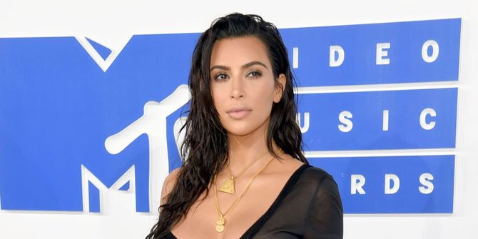 Pakai Baju Transparan, Bagian Pribadi Kim Kardashian Kelihatan