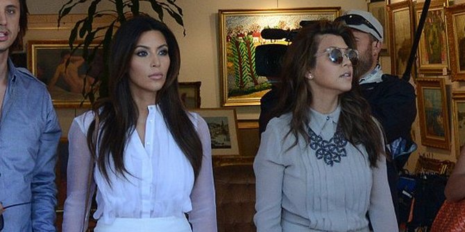 Pakai Baju Tertutup Kim dan Kourtney Kardashian Tampak 