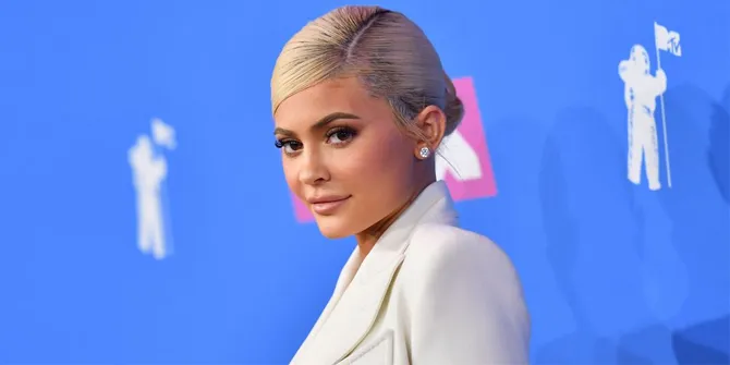 Pakai Dress Ketat, Kylie Jenner Pamer Body Killer Usai Melahirkan