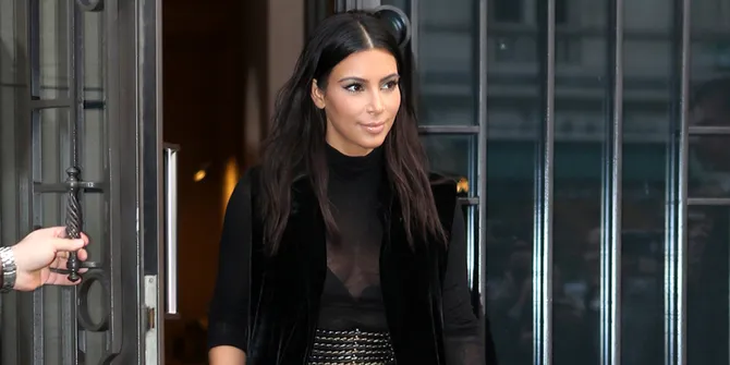 Pakai Gaun Transparan, Kim Kardashian Alami Nip Slip
