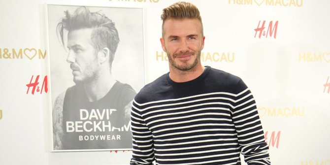 Pakai Sandal Jepit Kaos Oblong  David Beckham Tetap 