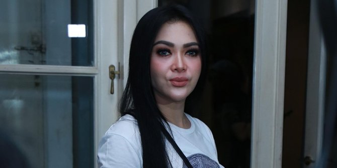 Pamer Cincin  Berlian  di Dalam Alpukat Syahrini Dilamar di 