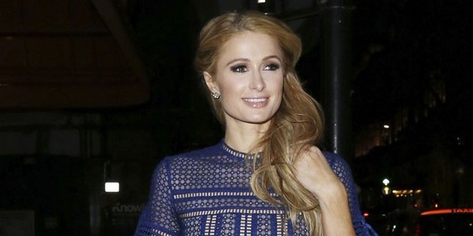 Pamer Cincin  Berlian  di Jari Manis Paris Hilton Sudah 