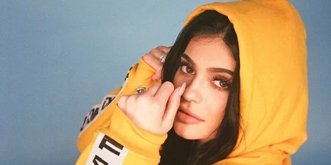 Pamer Punggung, Kylie Jenner Berpose Dengan Rambut Kuning Neon!