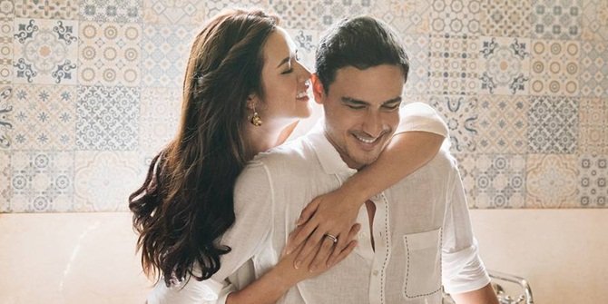 Pamer Foto Senyum Manis Suami, Raisa Tulis Kalimat 