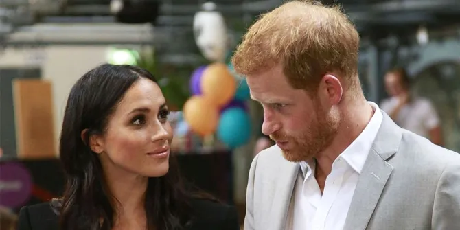 PDA Romantis, Meghan Markle & Pangeran Harry Akhirnya Ciuman di Depan Publik