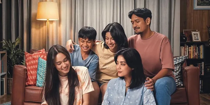 Pemain Film YANG LAIN BOLEH HILANG ASAL KAU JANGAN Syuting di Tengah Hujan, Dapatkan Emosi Lebih Nyata
