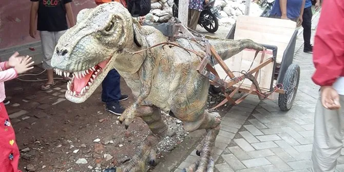 Pemuda 18 Tahun Asal Jogja Buat "Robot" T-Rex Dari Barang Bekas