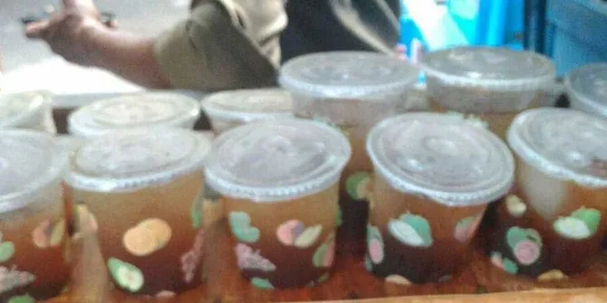 Penjual Curang, Es Teh di Monas Ini Pakai Air Tetesan Rel 