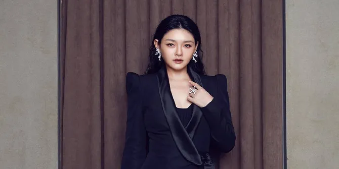 Peringati 1 Tahun Kematian, DJ Koo Bangun Patung untuk Barbie Hsu