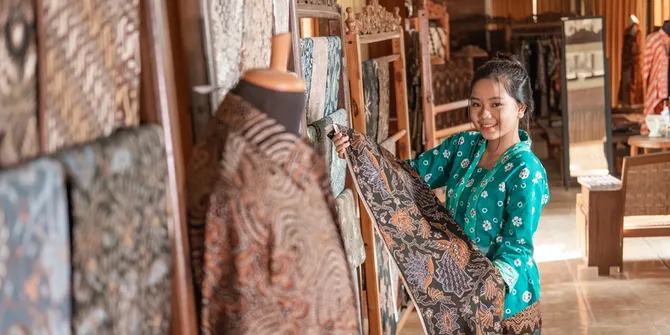 Perjalanan Batik dari Masa ke Masa, Warisan Budaya yang Bertransformasi Jadi OOTD Kekinian