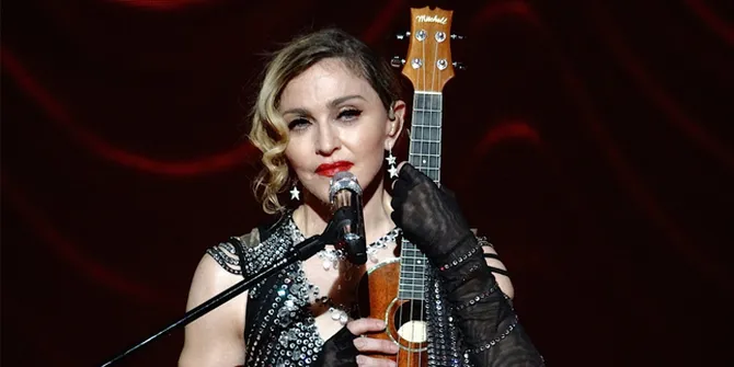 Permalukan Fans di Atas Panggung, Madonna 'Lecehkan' Wanita Ini
