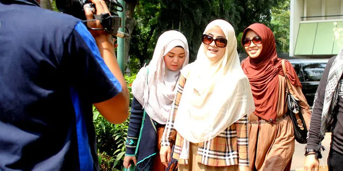 Pipik Dian Irawati Tak Mau Urusi Lagi Pemugaran Makam Suami