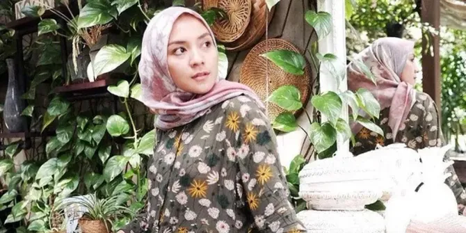 Poret Dapur Rumah Enno Lerian, Pesona Model Minimalis Hijau yang Menyegarkan