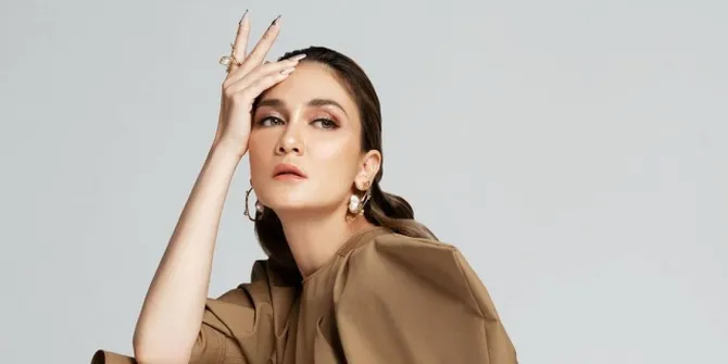 Postingan 'Close Friend' Bocor, Luna Maya Kedapatan Pakai Cincin di Jari Manis dan Sebut Bakal Ada Hari Besar!