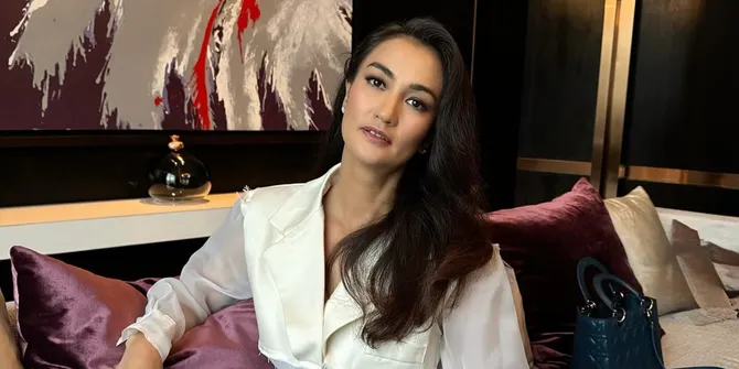 6 Potret Atiqah Hasiholan di Balik Layar Film PASUKAN 1000 JANDA, Jadi Wanita Tangguh