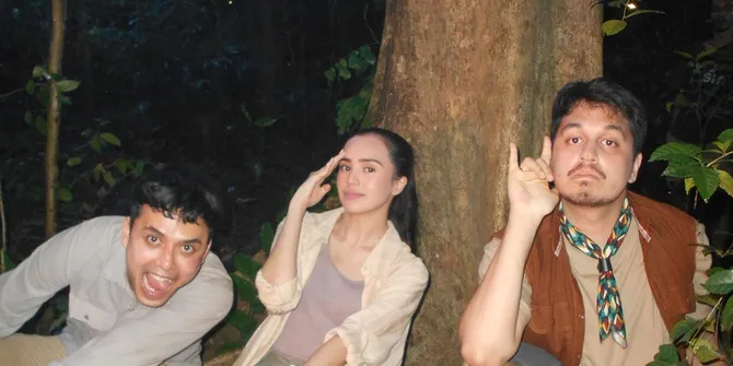 Potret Beby Tsabina - Kenny Austin Para Pemain Film SI PALING AKTOR di Balik Layar yang Kompak