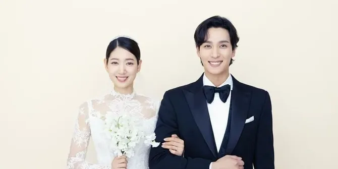 Potret Kemesraan Park Shin Hye dan Choi Tae Joon di Publik Bikin Netizen Sampai Nangis