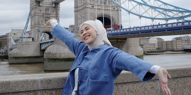 Potret Kesha Ratuliu Liburan di London, Pose Bareng Syifa Hadju di Big Ben