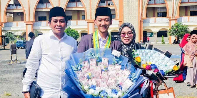 Potret Wisuda Gus Bima Anak Pendakwah Anwar Zahid, Banjir Ucapan Selamat dan Doa dari Netizen