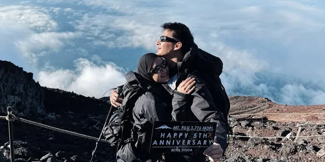 Punya Hobi Sama, Dinda Hauw & Rey Mbayang Pilih Mendaki Gunung untuk Rayakan Anniversary ke-5