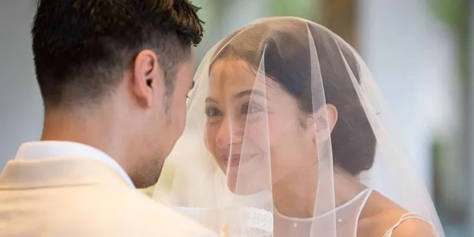 Putri Marino Tetap Cantik Meski Dengan Riasan Sederhana di Hari Pernikahan