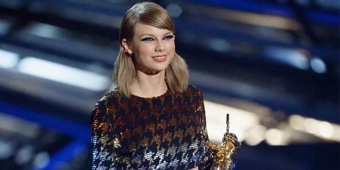 Putus Dari Tom Hiddleston, Taylor Swift Pamer Senyuman Puas