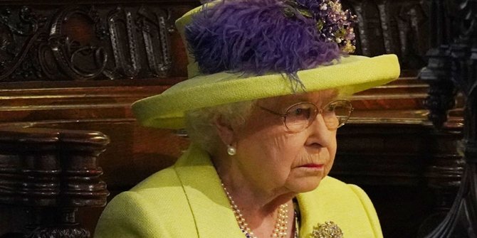 Ratu Elizabeth Tampil Cerah Pakai Gaun Green Lime, Saat Hadiri Royal Wedding