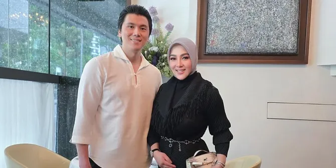 Rayakan Anniversary ke-6, Syahrini dan Reino Barack Makan Malam Mewah Bareng Baby R
