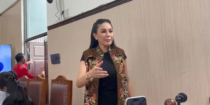 Rayakan Hari Batik, Nikita Mirzani Pakai Rancangan Anne Avantie Saat Jalani Sidang