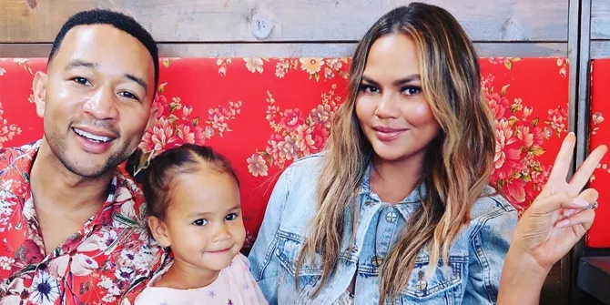 Rayakan Ultah Putrinya, John Legend & Chrissy Teigen Jalan-Jalan ke Disneyland