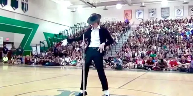 Remaja ini Menari Lebih Seksi Daripada Hologram Michael Jackson