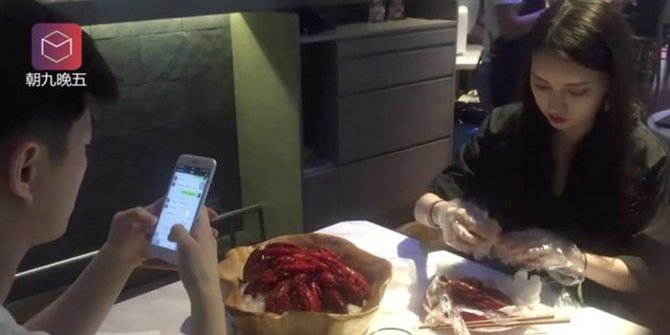 Restoran di China Menyewa Cewek Cantik Untuk Mengupas lobster