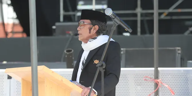 Rhoma Irama Jadi Imam dan Khatib Salat Jumat di Pestapora 2025, Suara Azan Vokalis Sisitipsi Menggema Khidmat