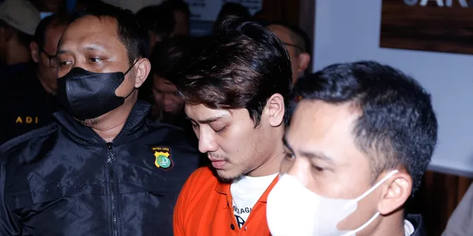 Rizky Billar Resmi Ditahan Imbas KDRT Terhadap Lesti, Menunduk Pakai Baju Tahanan - Wajah Tegang